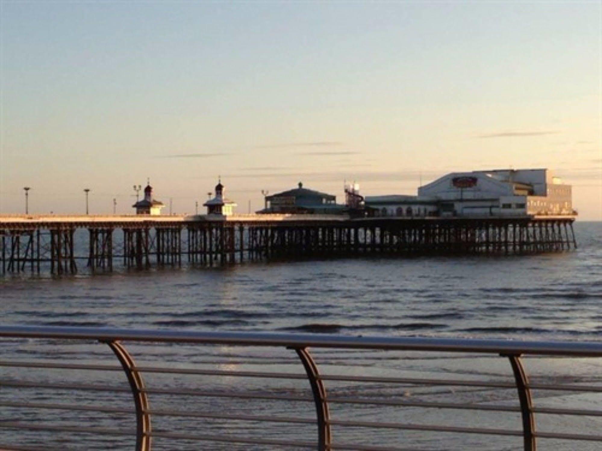 Oasis Hotel Blackpool Exterior photo